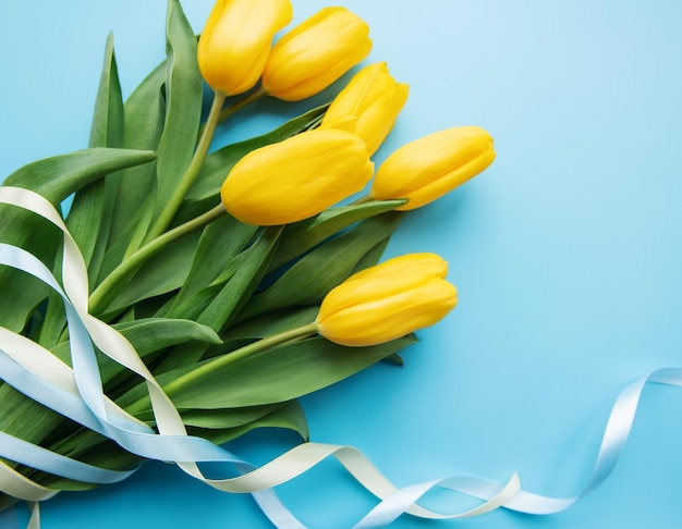 Schöne gelbe Tulpen auf blauem Hintergrund