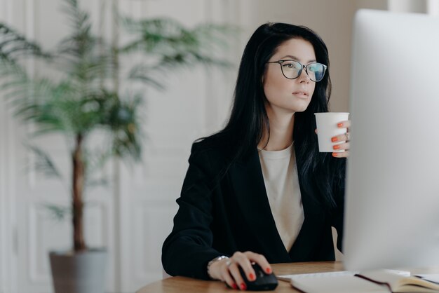 Schöne Geschäftsfrau am Arbeitsplatz