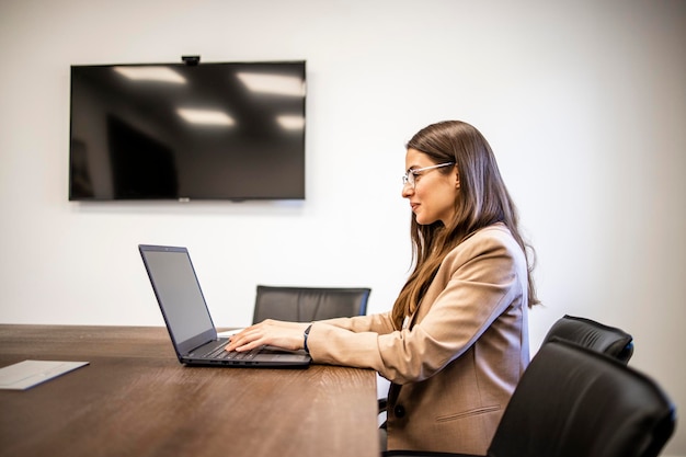 Schöne Geschäftsfrau, die in ihrem Büro bei der Arbeit arbeitet