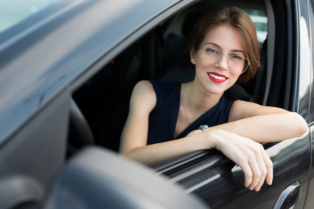 Schöne Geschäftsfrau im Auto