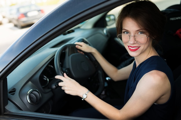 Schöne Geschäftsfrau im Auto