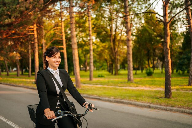 Schöne geschäftsfrau mit dem Fahrrad.