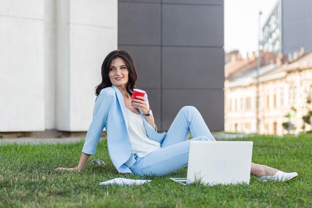 schöne Geschäftsfrau online arbeiten