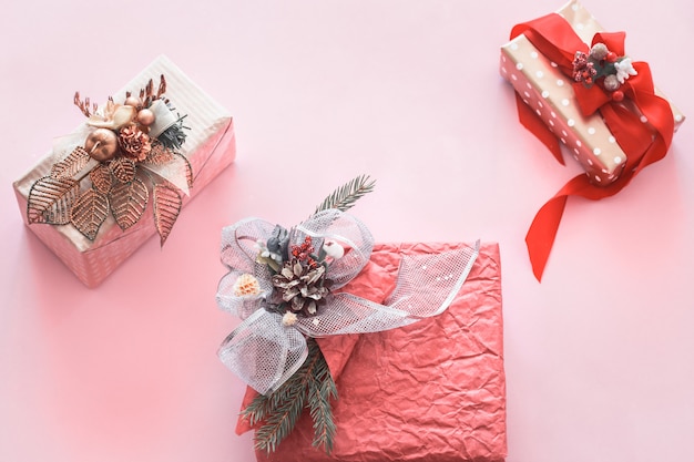 Schöne Geschenk-Feiertagsbox auf einer rosa Wand