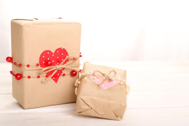 Schöne Geschenkbox auf Holztisch. Valentinstag-Konzept