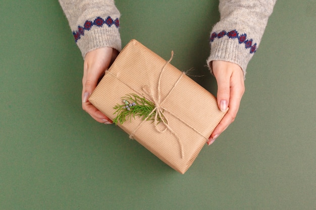 Schöne Geschenkbox eingewickelt im Feiertagspapier mit Bogen, Draufsicht