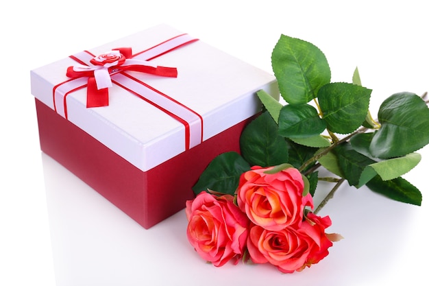 Schöne Geschenkbox mit Blumen isoliert auf weiß