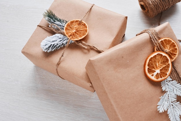 Schöne Geschenkboxen. Draufsicht des festlichen Weihnachtsrahmens mit Dekorationen des neuen Jahres.