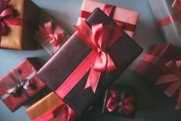 Schöne Geschenkboxen mit roten Bändern