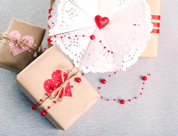 Schöne Geschenke auf grauem Hintergrund. Valentinstag-Konzept