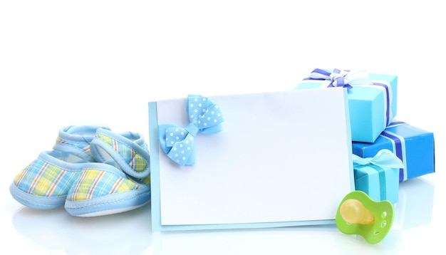 Foto schöne geschenke babyschuhe leere postkarte und dummy, isoliert auf weiss
