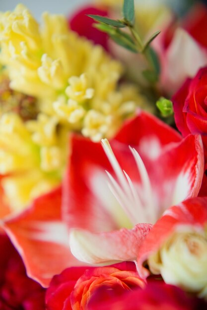 Foto schöne geschenkkiste mit blumen