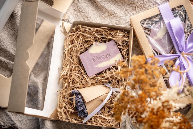 Schöne Geschenksets, handgefertigt aus einem Stück natürlicher Seife und einem Bouquet Lavendel in einer Handwerksbox und ordentlich mit einem Band gebunden