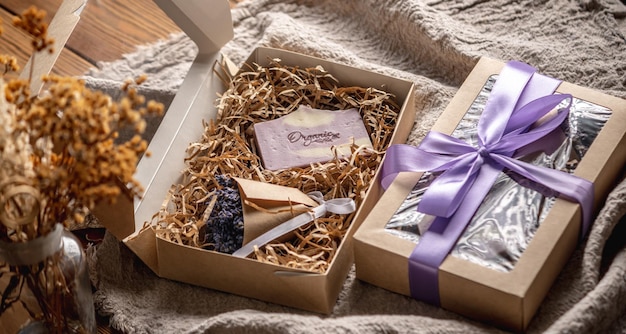 Schöne Geschenksets, handgefertigt aus einem Stück natürlicher Seife und einem Bouquet Lavendel in einer Handwerksbox und ordentlich mit einem Band gebunden