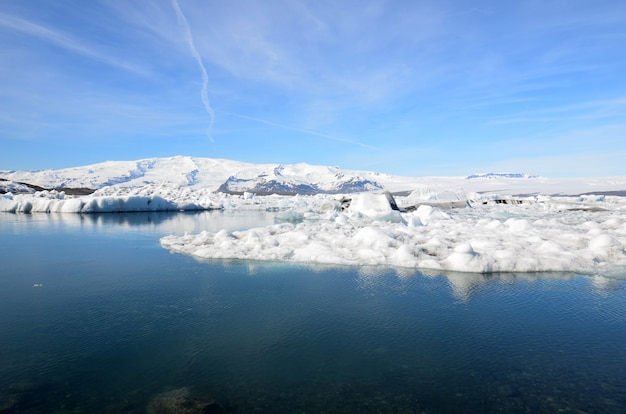 Schöne Gletscherlagune und schneebedeckte Landschaft in Island.