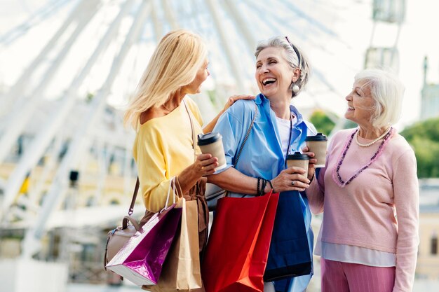 Schöne glückliche ältere Frauen, die im Stadtzentrum einkaufen