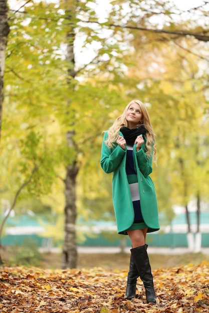 schöne glückliche blonde Frau im Herbstpark