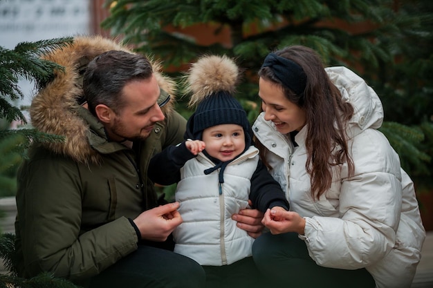 Schöne glückliche Familie auf dem Weihnachtsmarkt Winterurlaub Urlaub in Europa Neujahr