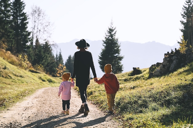 Schöne glückliche Familie, die Urlaub auf dem Land genießt Mutter und Kind zusammen in der Natur im Freien