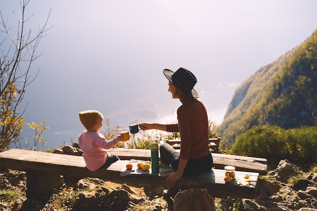 Schöne glückliche Familie im Freien Mutter und Tochter bei einem Picknick in den Bergen