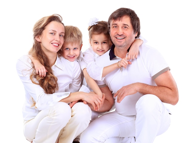 Schöne glückliche Familie - isoliert über einem weißen