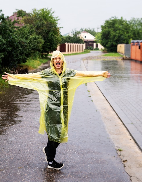 Foto schöne glückliche frau, die den regen genießt