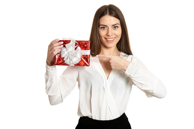 Schöne glückliche Frau mit Geschenkbox auf weißem Hintergrund