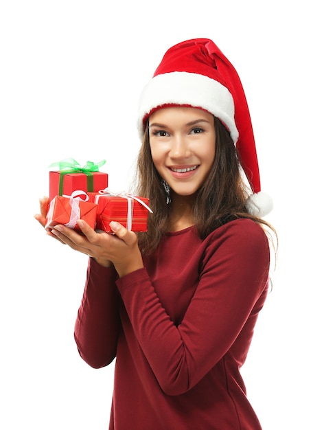 Schöne glückliche Frau mit Weihnachtsgeschenken