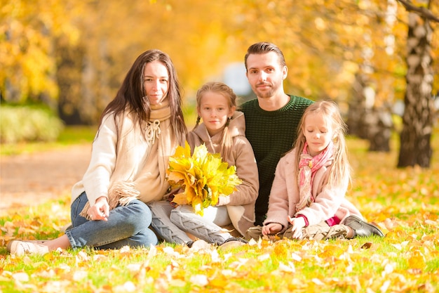 Schöne glückliche vierköpfige Familie am Herbsttag draußen