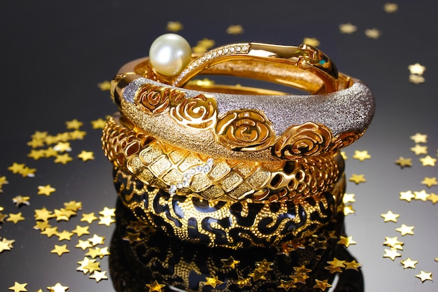 Schöne goldene Armbänder auf grauem Hintergrund