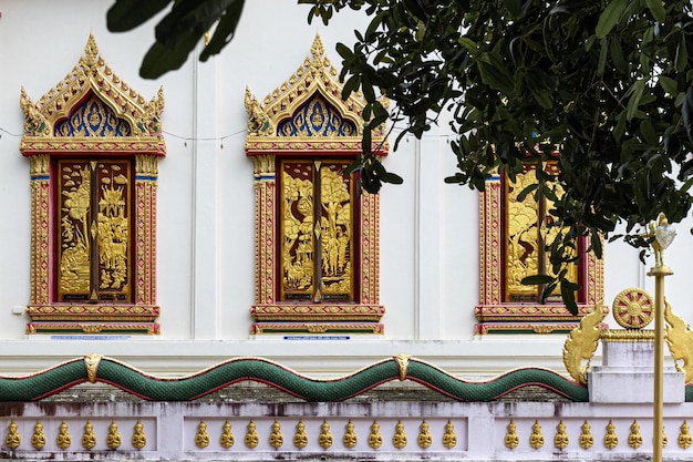 Schöne goldene Details an Fensterläden im buddhistischen Tempel Wat Kiri Wongkaram Samui Thailand