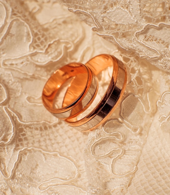 Schöne goldene Ringe für eine Hochzeit