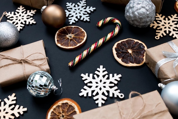 Schöne goldene silberne Weihnachtsdekorationen auf einem dunklen schwarzen Hintergrund Postkarten-Kalenderfahne des flachen Designs