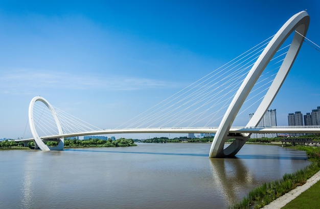 Schöne große Brücke über den Fluss