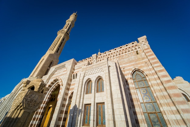 Schöne große islamische Moschee am Himmelhintergrund