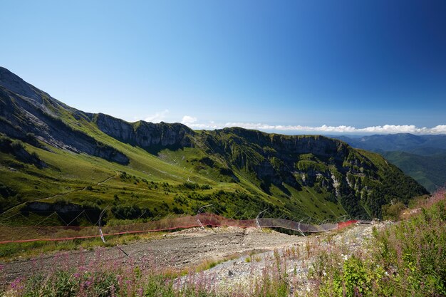Schöne grüne Berglandschaft mit strahlend blauem Himmel. Nordkaukasus.
