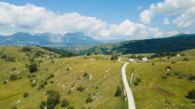 Foto schöne grüne bergstraße in pisce montenegro luftaufnahme