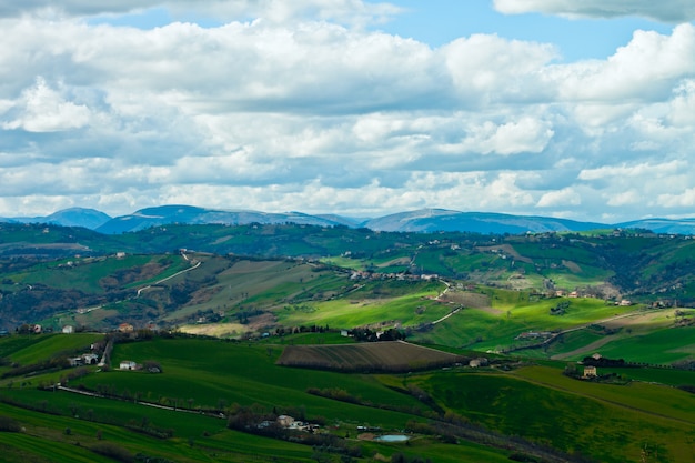 Schöne grüne, üppige Landschaft