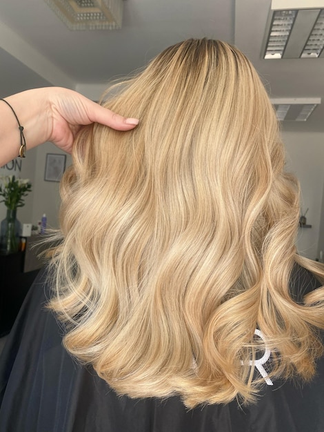 schöne haare gefärbte haare in einem schönheitssalon schöne haarfärbung