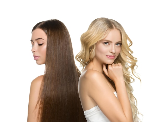 Schöne Haarfrauen gruppieren Schönheitskonzeptfrau mit der unterschiedlichen Farbe der langen Frisur und der Mode lokalisiert auf Weiß. Lockiges und glattes brünettes und blondes Haarmodell. Studioaufnahme.