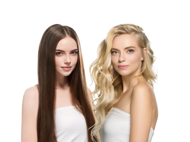 Schöne Haarfrauen gruppieren Schönheitskonzeptfrau mit der unterschiedlichen Farbe der langen Frisur und der Mode lokalisiert auf Weiß. Lockiges und glattes brünettes und blondes Haarmodell. Studioaufnahme.