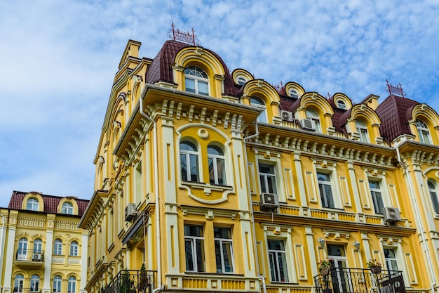 Schöne Häuser im Elite-Stadtviertel Vozdvizhenka Kiew Ukraine