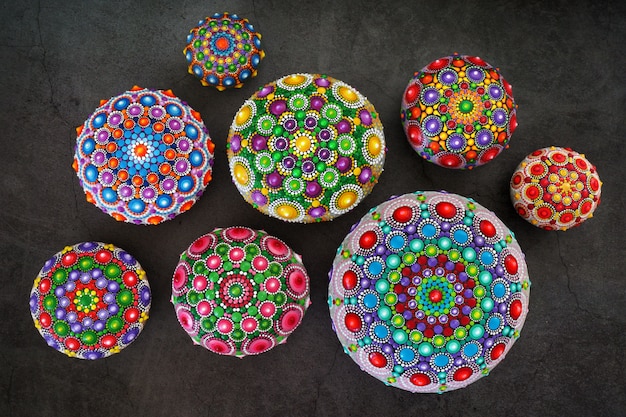 Schöne handgemalte Mandalas