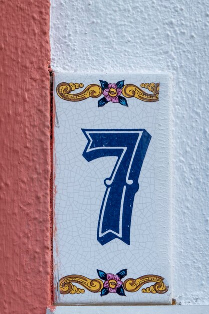 Schöne Hausnummer sieben in Azulejo