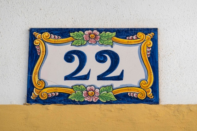 Schöne Hausnummer zweiundzwanzig in Azulejo