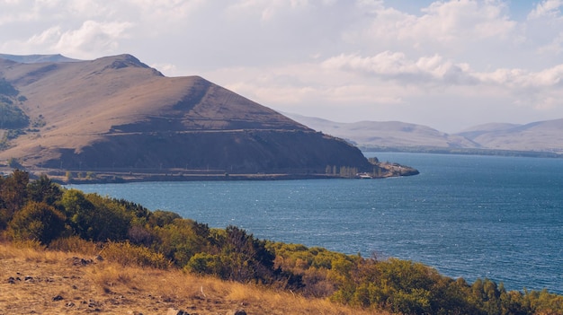 Schöne Herbstansicht des Sevan-Sees mit blauem Wasser Sevan Armenien