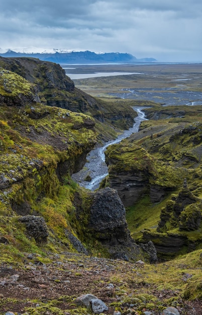 Schöne Herbstansicht von der Mulagljufur-Schlucht zum Fjallsarlon-Gletscher mit Breidarlon-Eislagune Island und Atlantik in der Ferne Es ist das südliche Ende der Vatnajokull-Eiskappe und des Oraefajokull-Vulkans