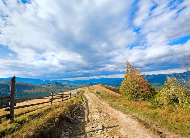 Schöne Herbstberg- und Landstraße (Karpaten. Ukraine)