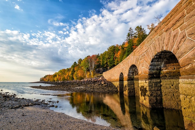 Schöne Herbstfarben des Acadia National Park in Maine