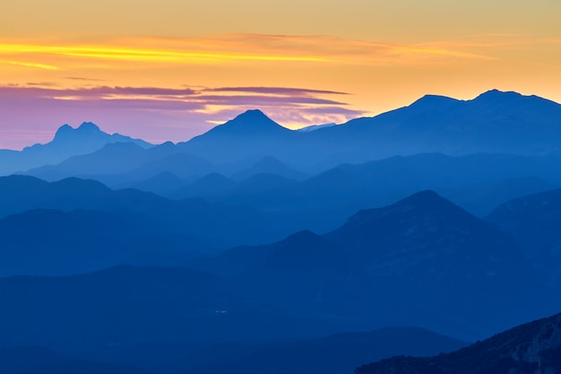 Schöne Herbstgebirgslandschaft aus den Pyrenäen in Spanien